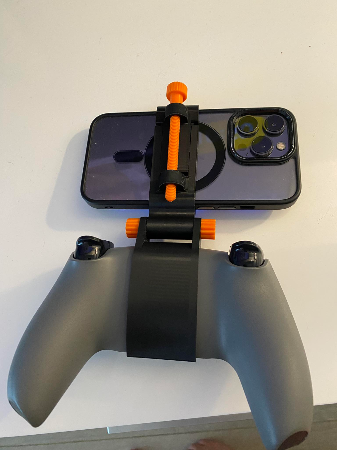 Dualsense adjustable phone holder PS5